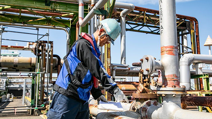 荷役開始後のオイル漏洩確認の様子